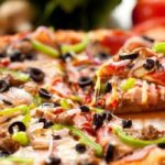 «Ограбление века»: два голодных налетчика отобрали пиццу у курьера и теперь будут есть баланду