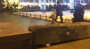 В самом центре москвы устанавливают бетонные заграждения