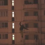 Видео: Экстремал-канатоходец с Урала сорвался с троса, натянутого между двумя 16-этажками в ЮВАО — спасла страховка