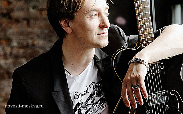 Сергей Безруков с гитарой